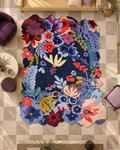 Flora vloerkleed MZ-Y014, een diep marineblauwe ondergrond vol geborduurd ogende bloemen in koraal, roze en zachtgroen, beeld 1