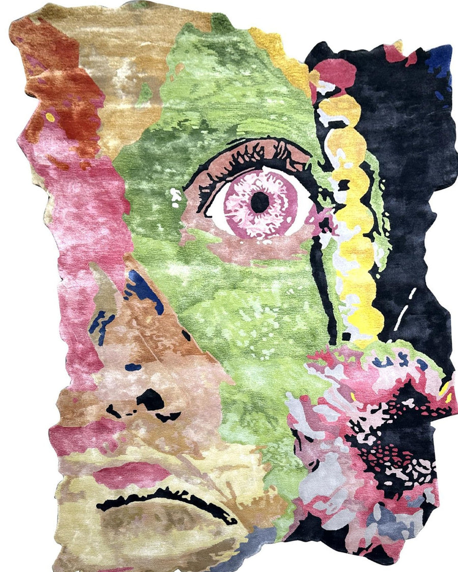 Portret vloerkleed MZ-Y015, een abstract gezicht in felroze, geel en groen, opgebouwd uit ruwe vlakken