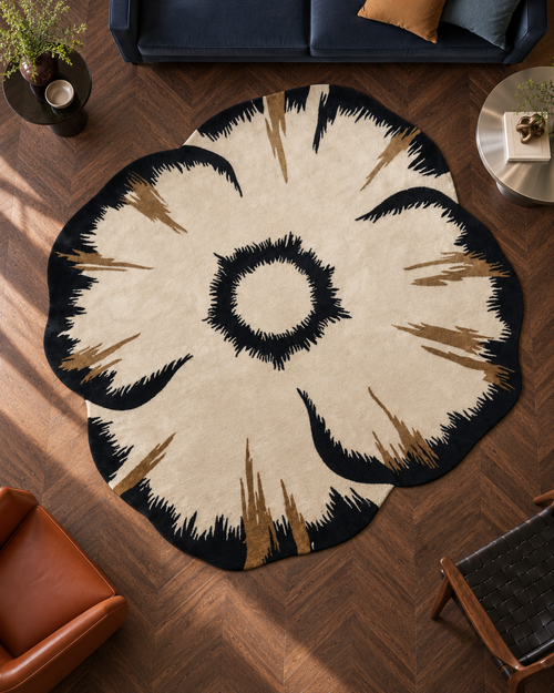 Anemoon vloerkleed MZ-Y016, een bloemvorm in crème met een diepzwart hart en geveerde bladpunten in bruin, beeld 1