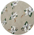 Magnolia vloerkleed MZ-Y041, witte magnoliabloemen liggen verspreid over een zacht saliegroen vlak