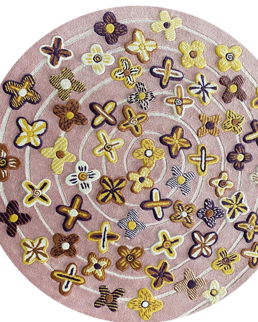 Sprankel vloerkleed MZ-Y055, kleine gouden en paarse bloemen liggen verspreid over een zacht blush vlak