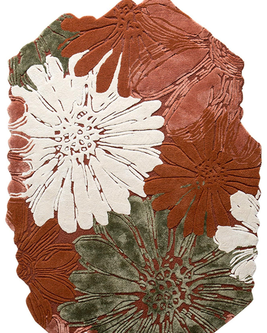 Herfst vloerkleed MZ-Y081, roestbruine ondergrond met crème en olijfgroene chrysanten die uit het oppervlak omhoog komen