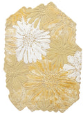 Zon vloerkleed MZ-Y090, witte chrysanten in reliëf op een warm okergeel vlak