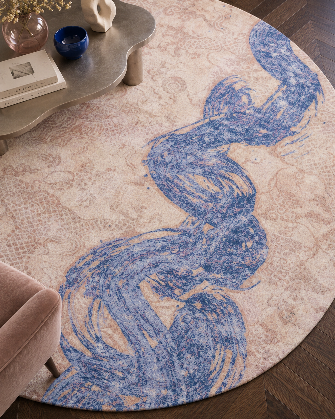 Stroom vloerkleed MZ-Y098, een brede blauwe penseelstreek kronkelt als een lint over een blush ondergrond, beeld 5