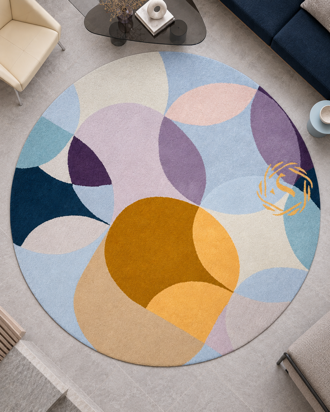 Orbit vloerkleed MZ-Y106, grote cirkels in poederblauw, oker en marineblauw schuiven over elkaar heen op een rond vlak, beeld 1