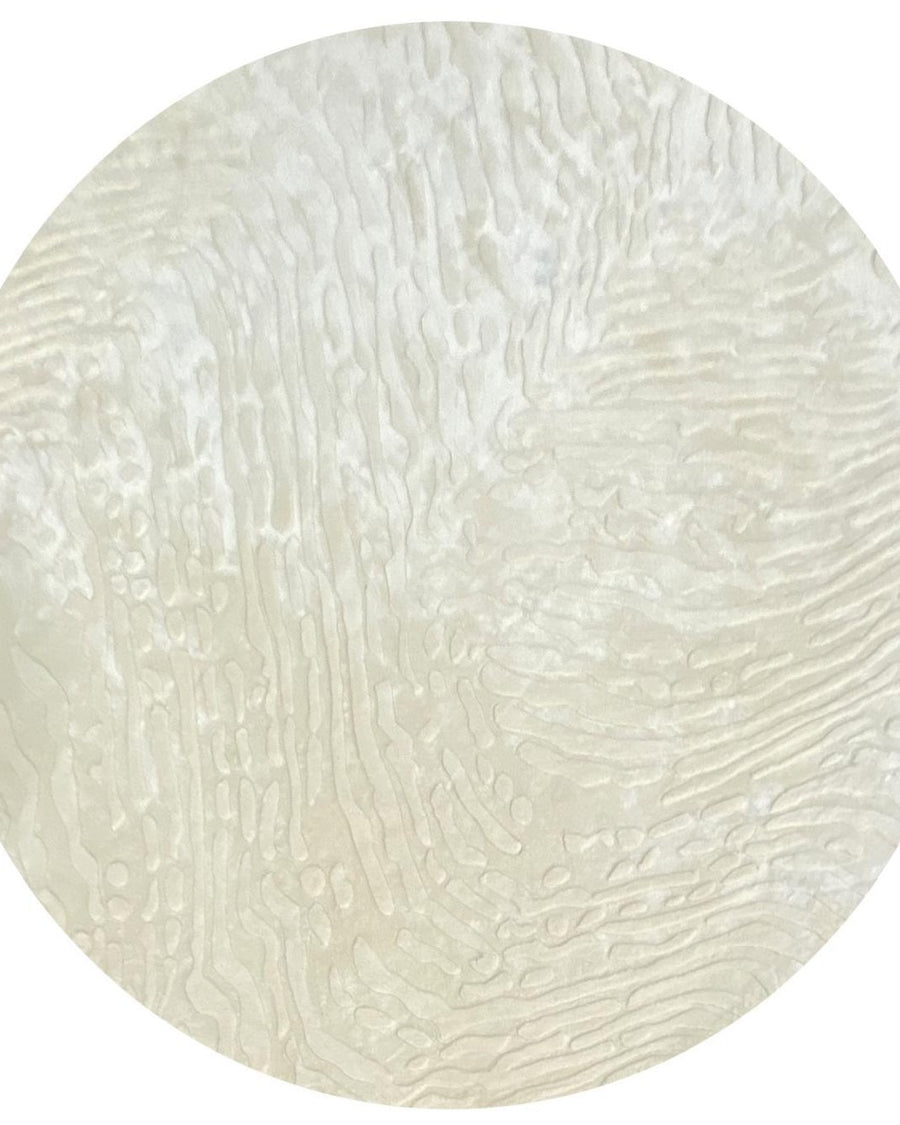 Zand vloerkleed MZ-Y129, een warm crèmewit vlak met een onregelmatige structuur in het oppervlak, als geharkt zand