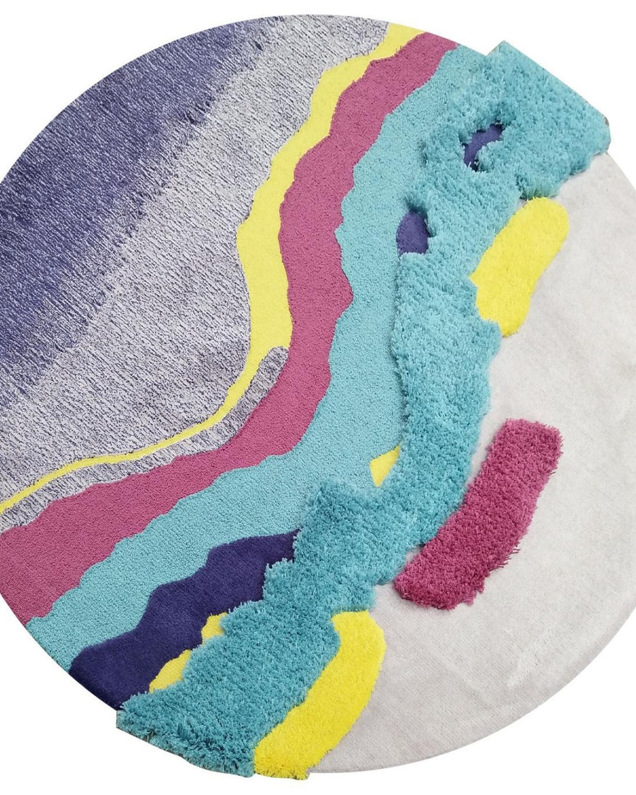 Streek vloerkleed MZ-Y144, één brede baan in petrol, geel en fuchsia loopt diagonaal over een licht vlak