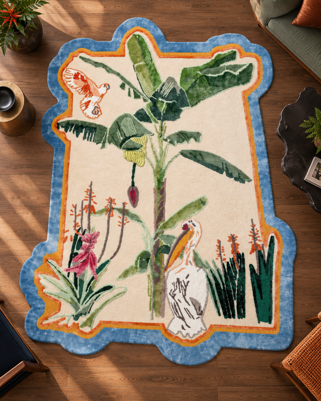 Pelikaan vloerkleed MZ-Y190, een bananenplant, een pelikaan en een papegaai op een crème vlak, omlijst door een oranje lijn en een hemelsblauwe geschulpte rand, beeld 1