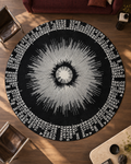Signaal vloerkleed MZ-Y238, honderden witte stralen spatten uit een licht hart over een diepzwart rond vlak, omringd door een ring van letters, beeld 1