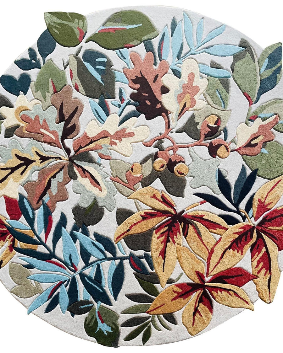Botanica vloerkleed MZ-Y248, bladeren en takken in koraal, mosgroen en inktblauw liggen als een dicht bos over een licht vlak