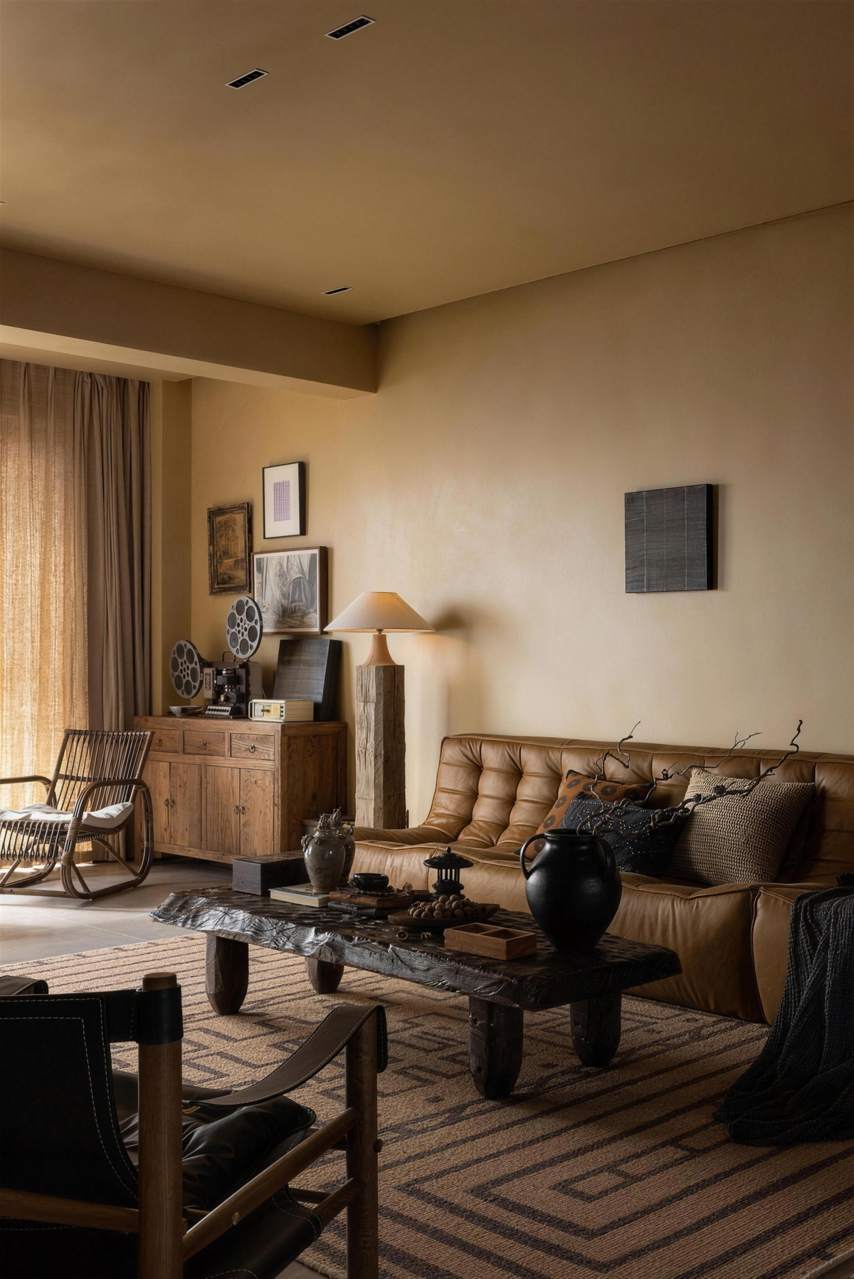 Donker, aards interieur met leren bank en geometrisch kleed