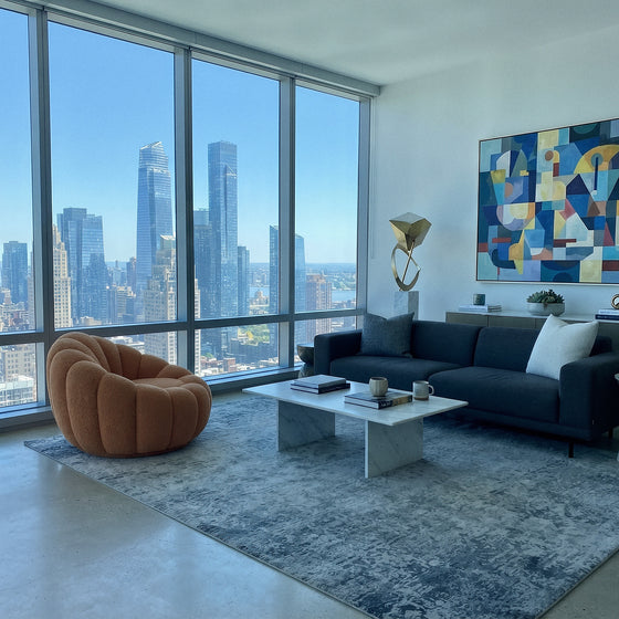Oranje Ploufe pompoenstoel in modern penthouse met stadszicht