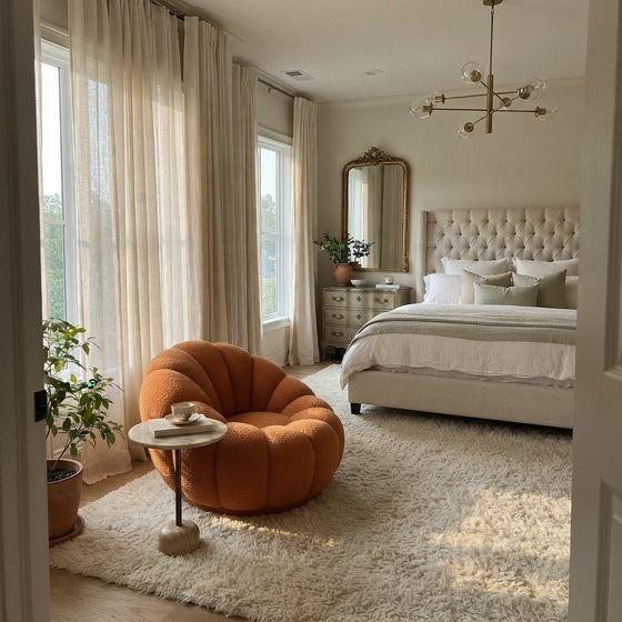 Oranje Ploufe pompoenstoel in luxe slaapkamer
