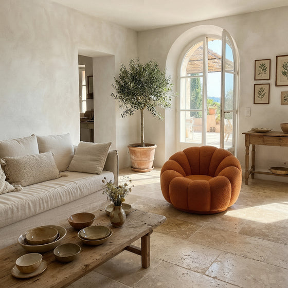 Oranje Ploufe pompoenstoel in mediterrane villa met olijfboom